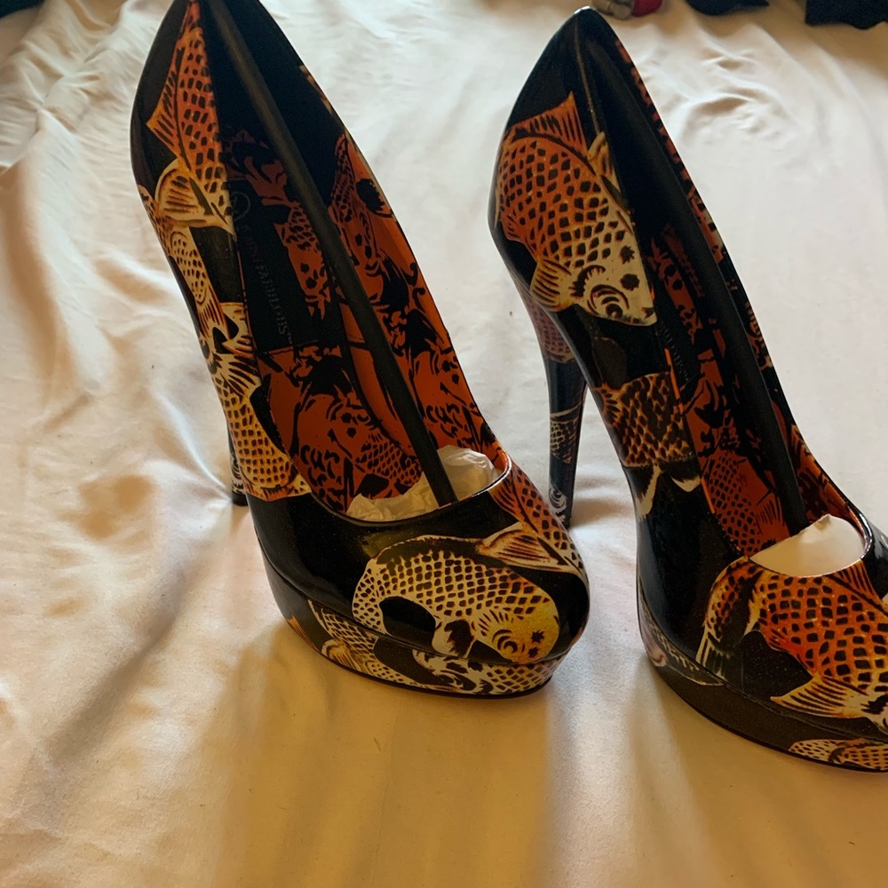 Black and yellow/orange koi heel